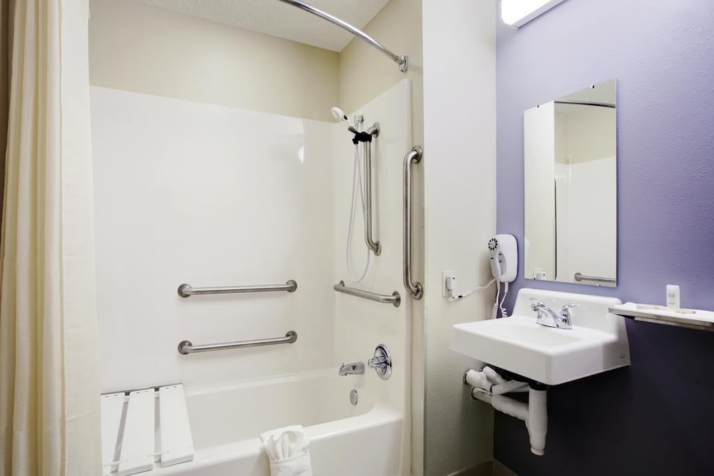 Microtel Inn & Suites Bath Room photo
